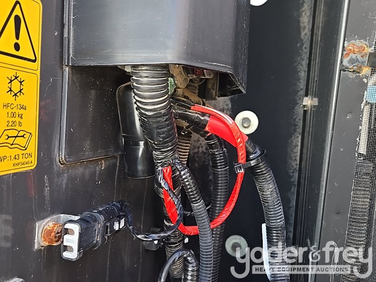 2021-case-cx210-lc-image-96