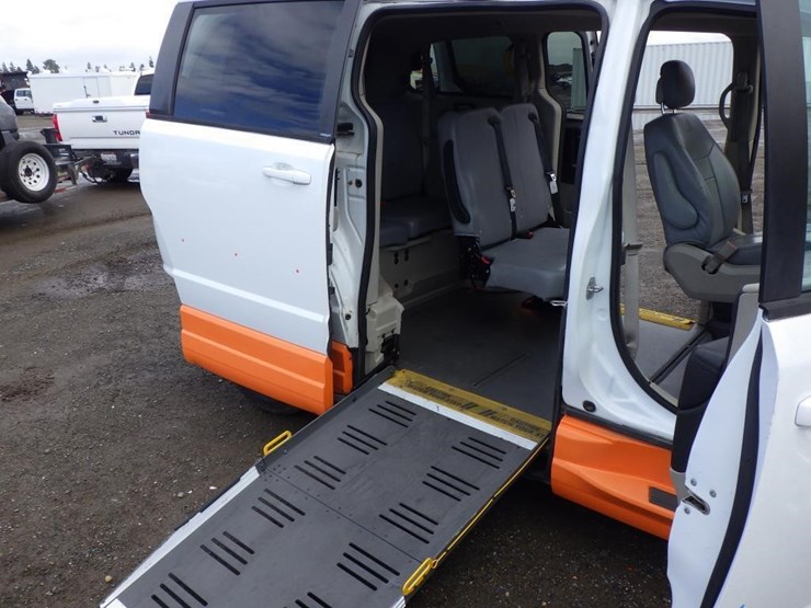 2014-dodge-grand-caravan-image-8