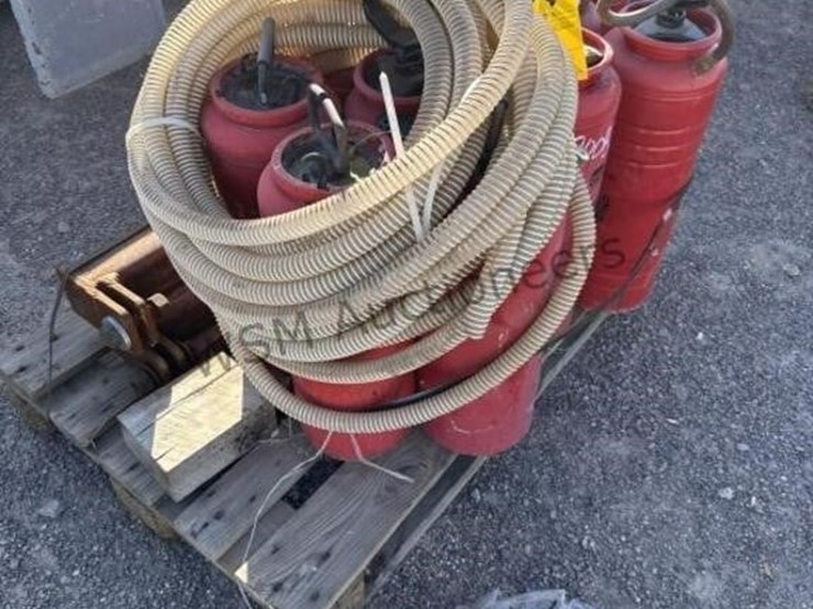 pallet-of-misc-sprayers-and-hose-image-1