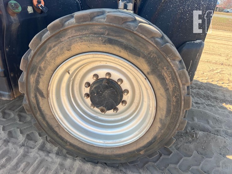 2018-jlg-742-image-21