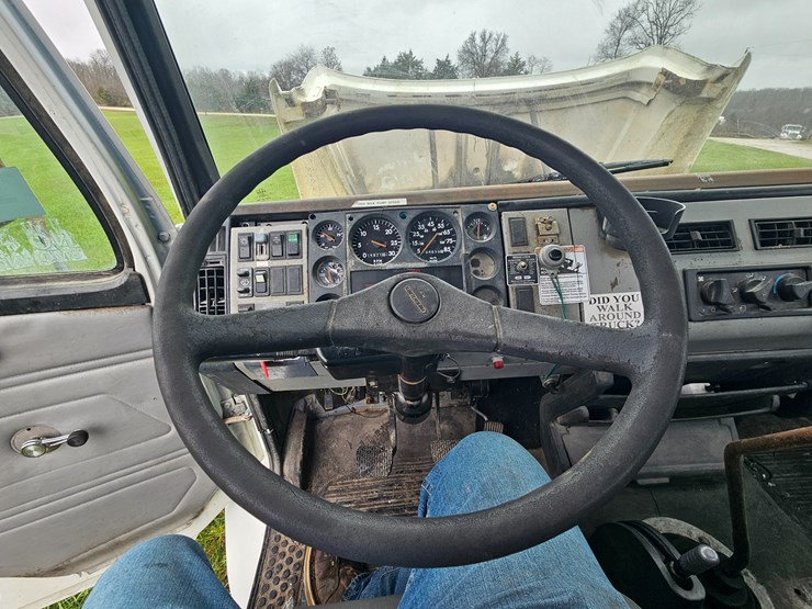 freightliner-fl70-image-60