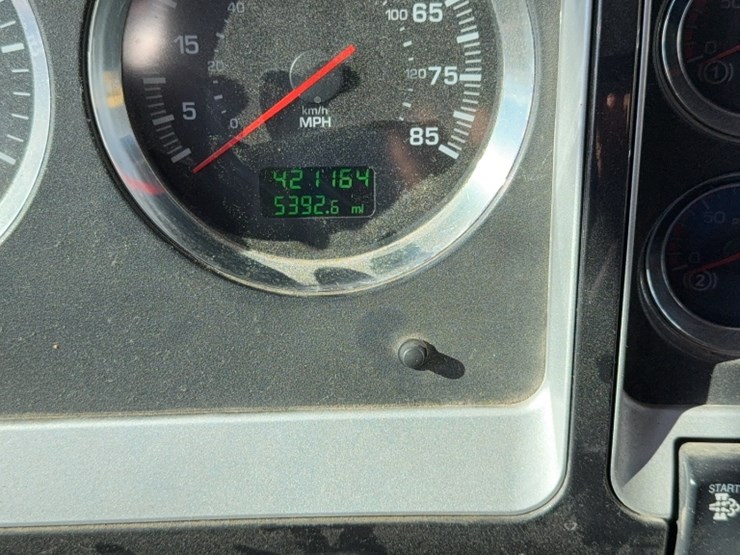 2013-kenworth-t800-image-19