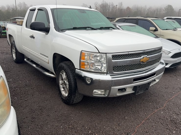 #3017-•-2013-chevy-silverado-z71-pickup-truck-image-3