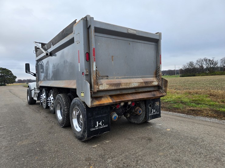 2020-peterbilt-567-image-22