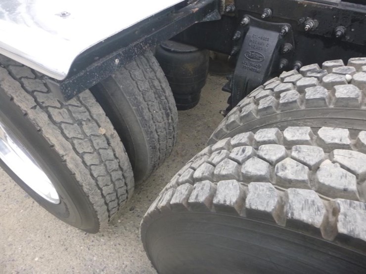 2019-peterbilt-567-image-25