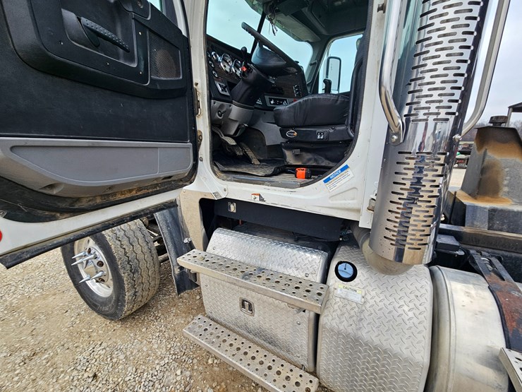 freightliner-122sd-image-73