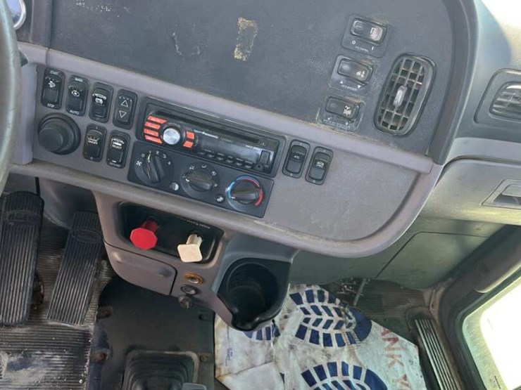 2012-peterbilt-388-image-16