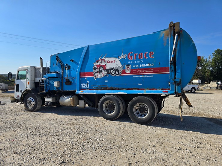 2013-peterbilt-320-image-11