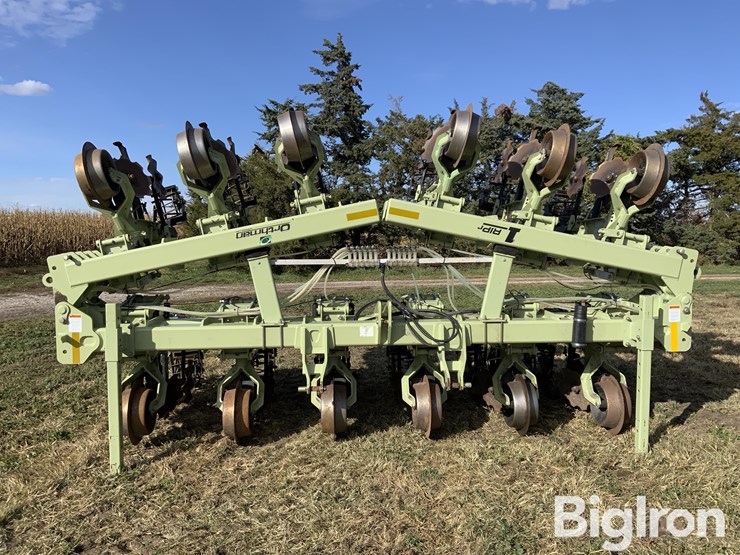 2013-orthman-12r30”-1tripr-strip-till-machine-image-2