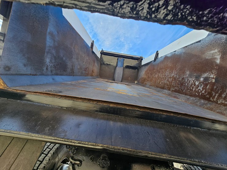 2009-peterbilt-365-image-43