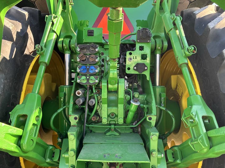 2014-john-deere-8295r-image-31