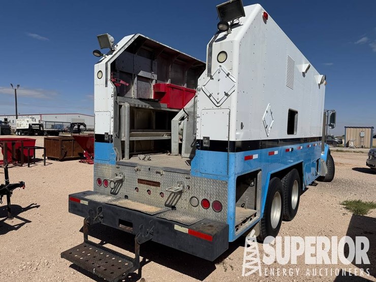 peterbilt-335-image-3