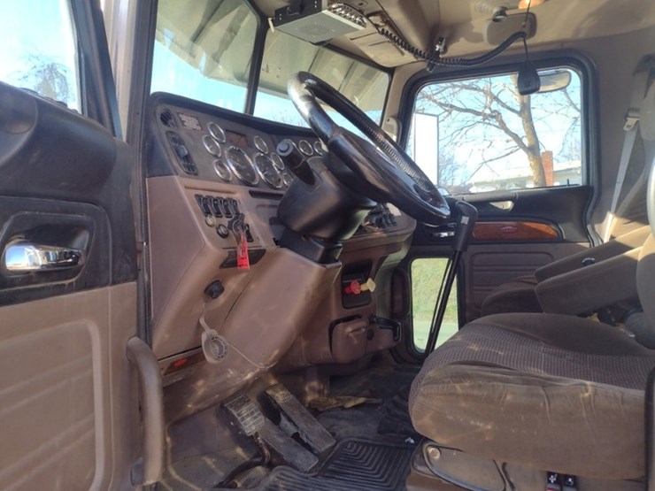 peterbilt-388-image-15