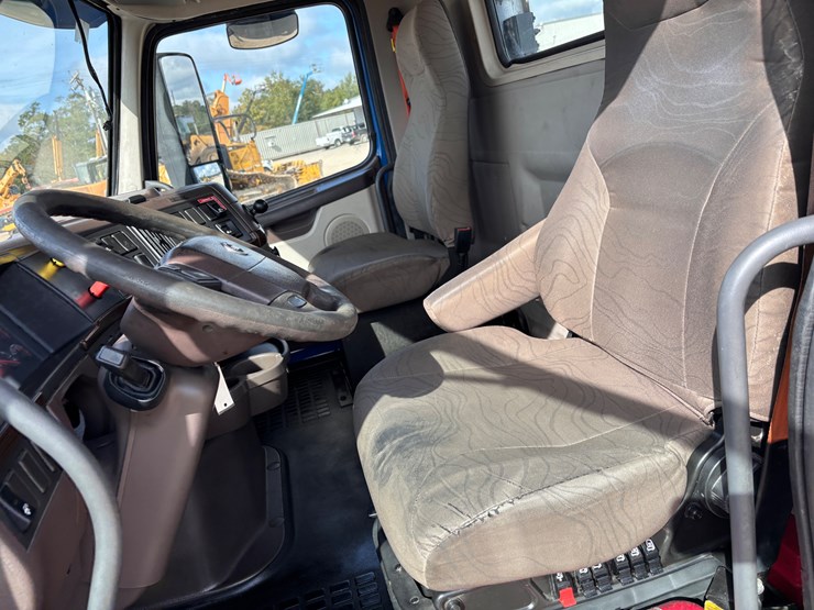 volvo-vnl64t300-image-7