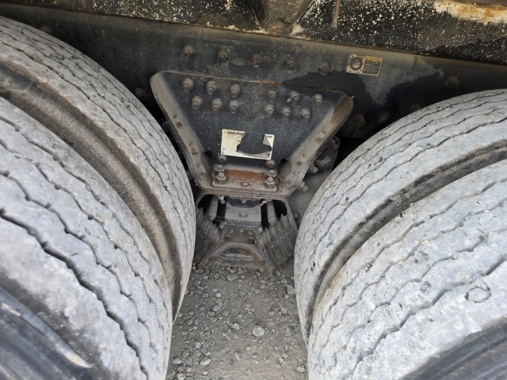 2005-peterbilt-320-image-77