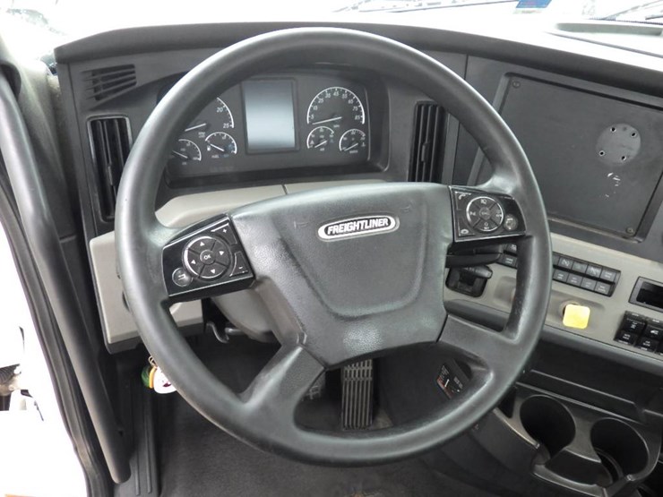 freightliner-cascadia-126-image-22