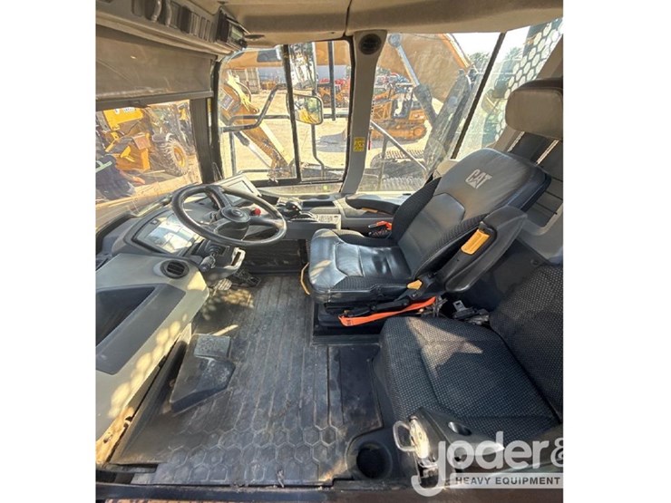 caterpillar-725-image-11