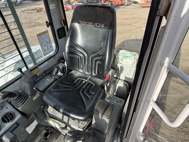 2012-takeuchi-tb180fr-image-28