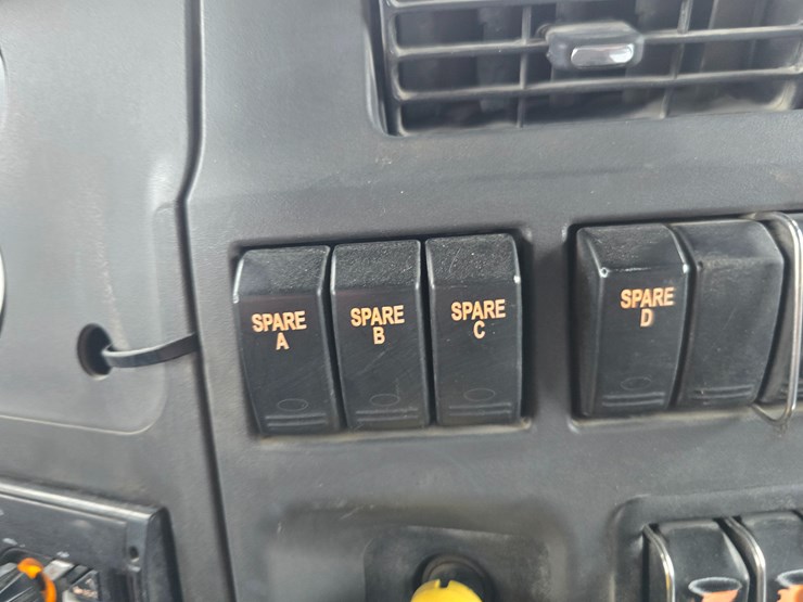 2020-peterbilt-567-image-172