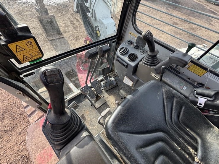 2012-takeuchi-tb180fr-image-29