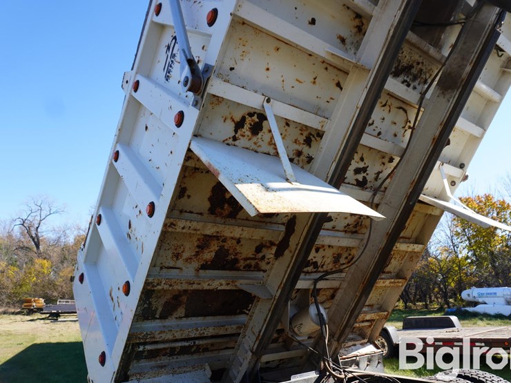 peterbilt-335-image-19