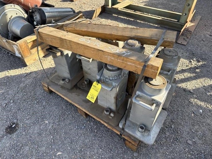 pallet-of-hydraulic-jacks-image-7