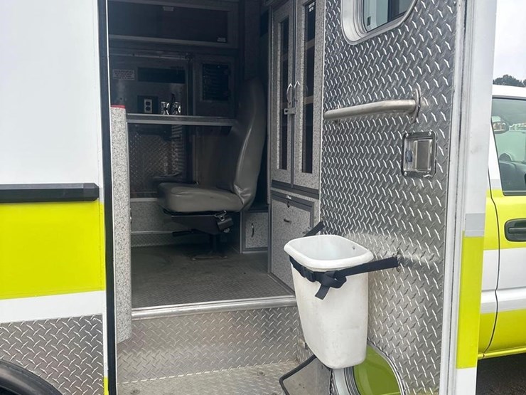 2006-gmc-sierra-3500-image-32