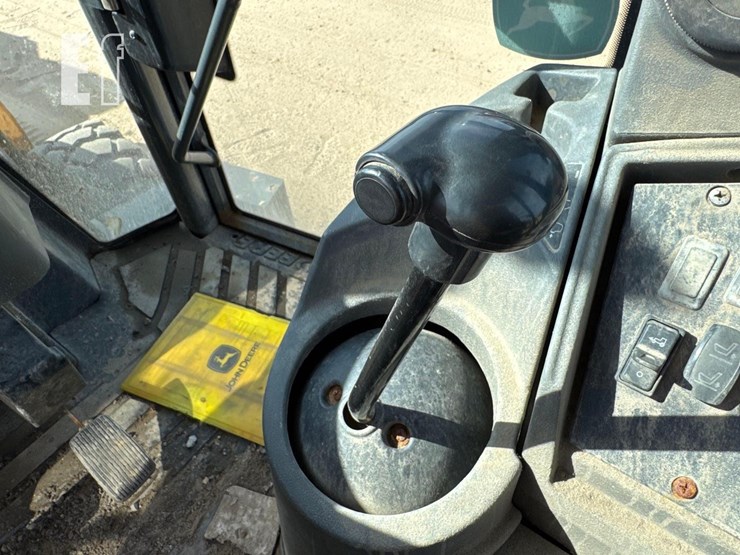 2010-deere-310j-image-29