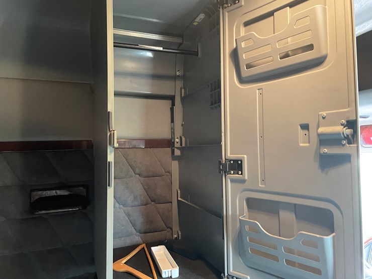 #1043-•-2009-freightliner-semi-(wi-title-in-delay)-image-56