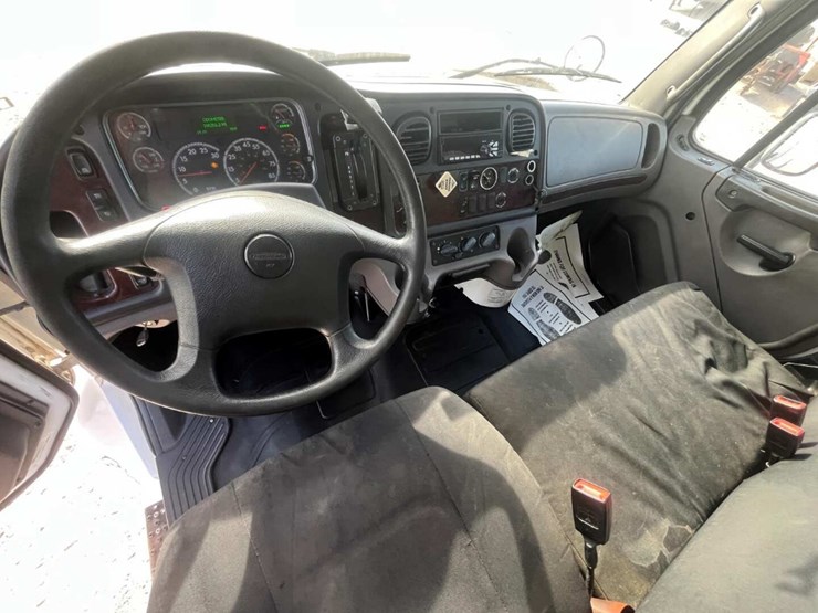 freightliner-m2-106-image-17