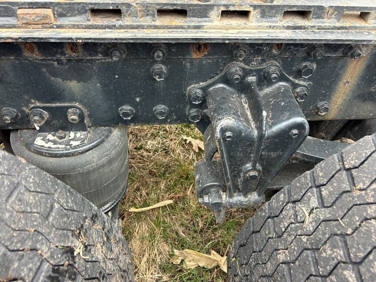 #95-•-volvo-semi-image-25