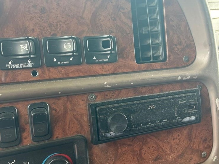 peterbilt-384-image-42