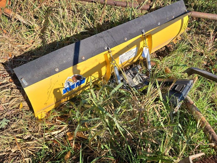 rapid-mount-snowplow-to-mount-on-atv/side-by-side-with-front-mount-bracket-image-3