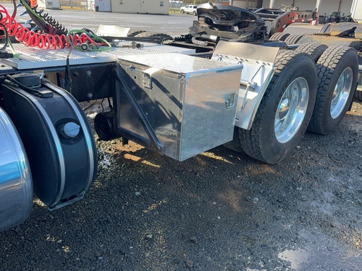 2018-peterbilt-389-image-10