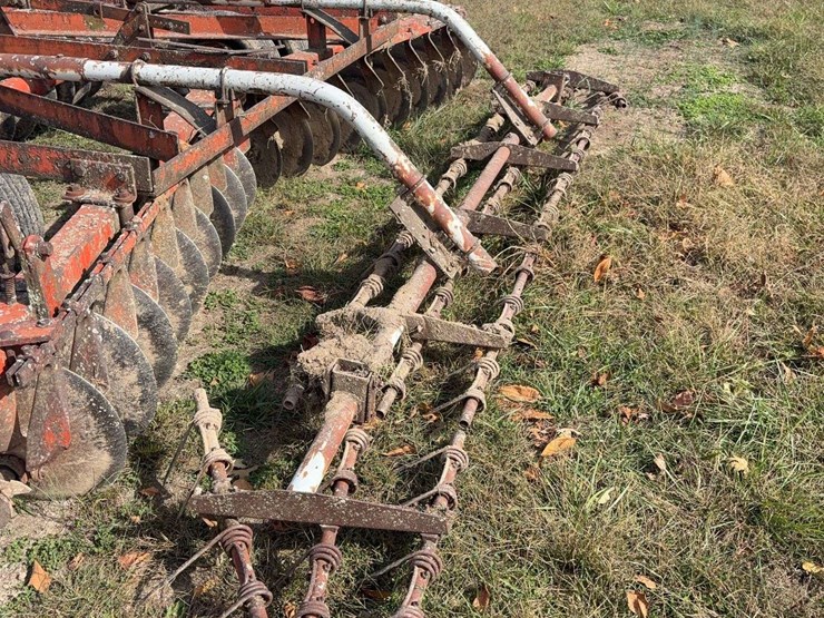 14ft-pull-type-hyd.-disk,-tandem-axle,-newer-tires,-newer-cylinder,-was-using-this-fall,-now-needs-a-new-bearing-and-shaft-on-front-left-side-image-10