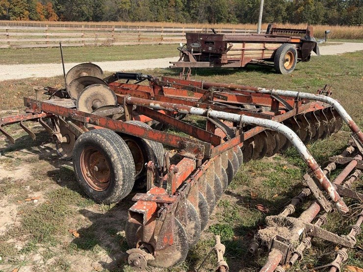 14ft-pull-type-hyd.-disk,-tandem-axle,-newer-tires,-newer-cylinder,-was-using-this-fall,-now-needs-a-new-bearing-and-shaft-on-front-left-side-image-11