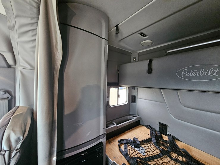 peterbilt-579-image-68