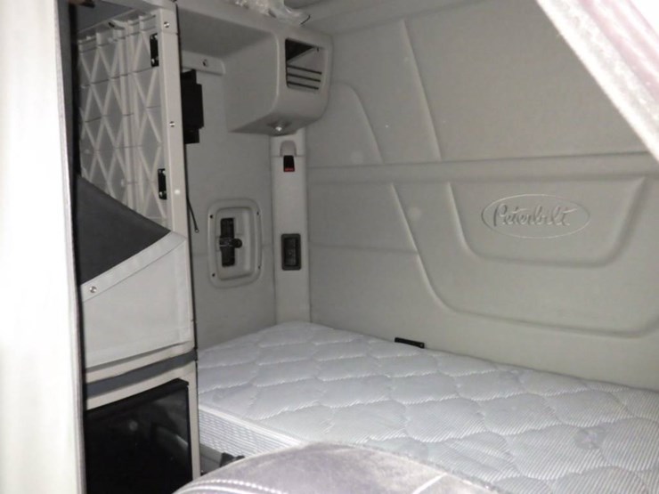 peterbilt-567-image-23