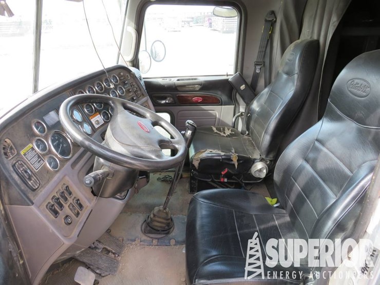 2016-peterbilt-389-image-11