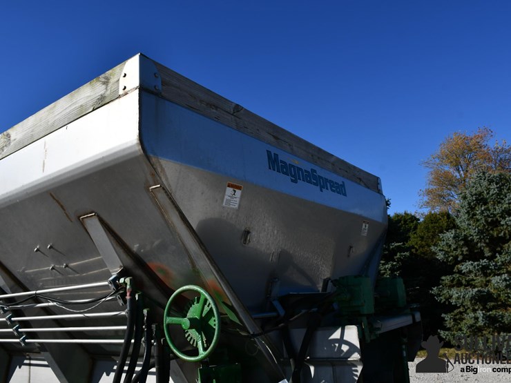 bbi-magnaspread-pull-type-spreader-image-18