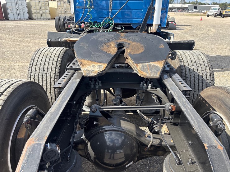 volvo-vnl64t300-image-8