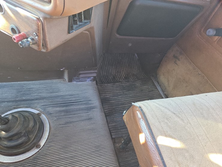 1988-freightliner-day-cab-semi-image-71