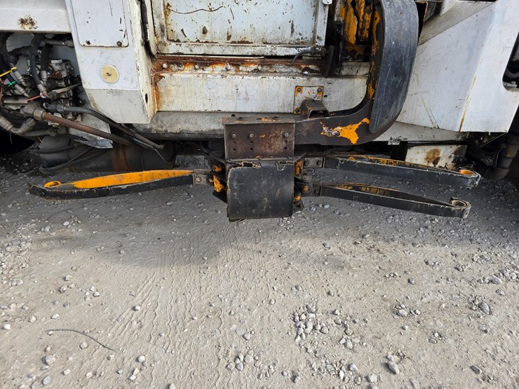 2005-peterbilt-320-image-70