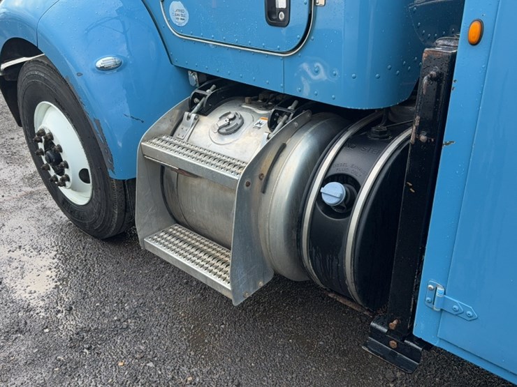 2012-peterbilt-337-image-16