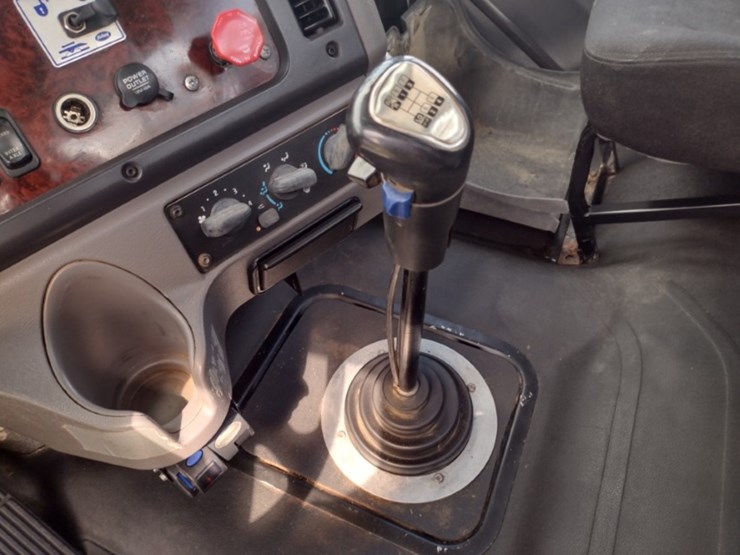 freightliner-m2-106-image-11