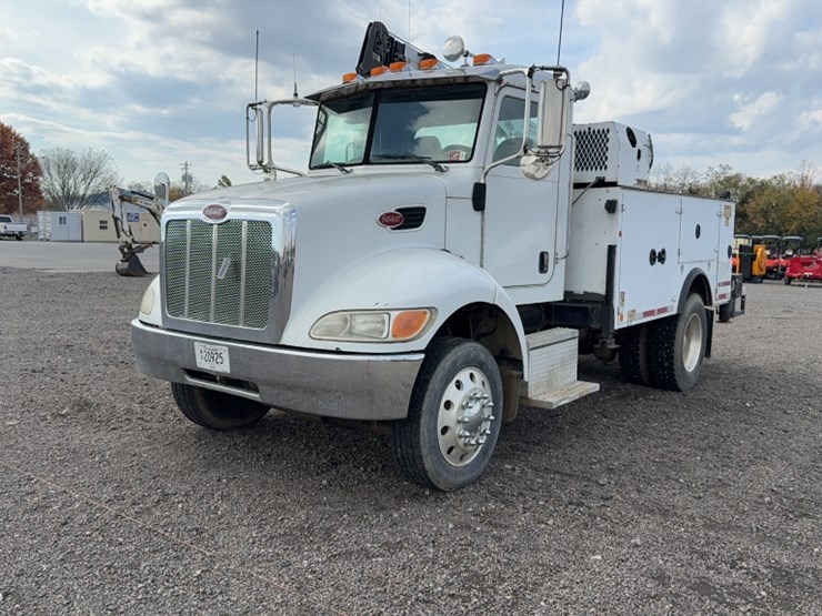 2007-peterbilt-335-image-1