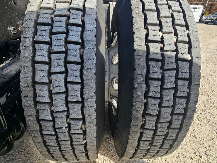 2009-peterbilt-365-image-88