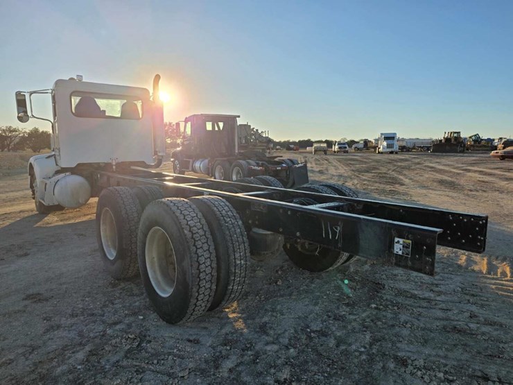 peterbilt-385-image-7