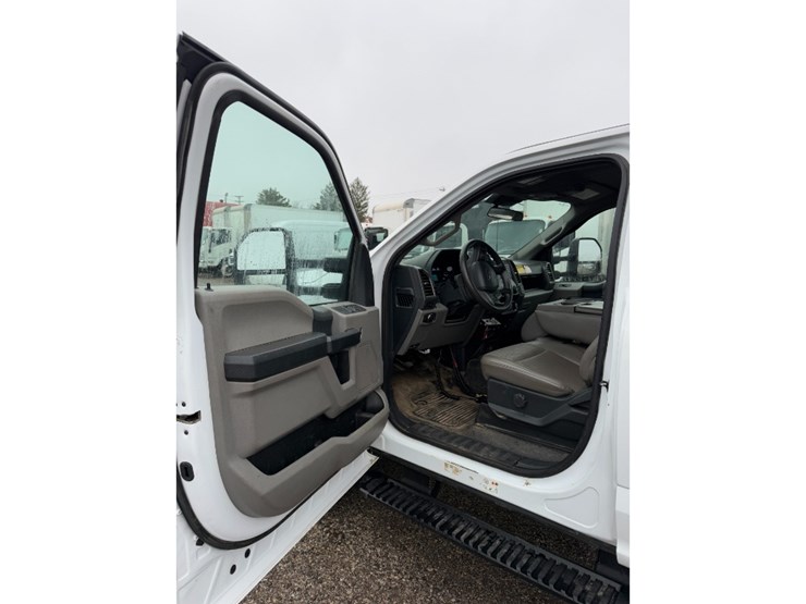 2022-ford-f550-image-17