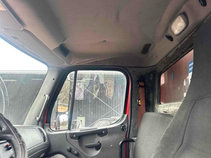 2016-freightliner-business-class-m2-106-image-24